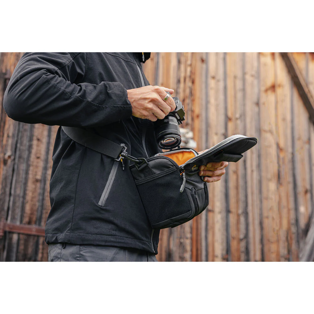 Lowepro Adventura SH 120 III Shoulder Bag (Black) - Image 10