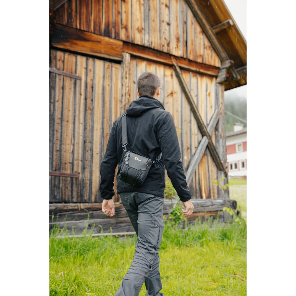 Lowepro Adventura SH 120 III Shoulder Bag (Black) - Image 12