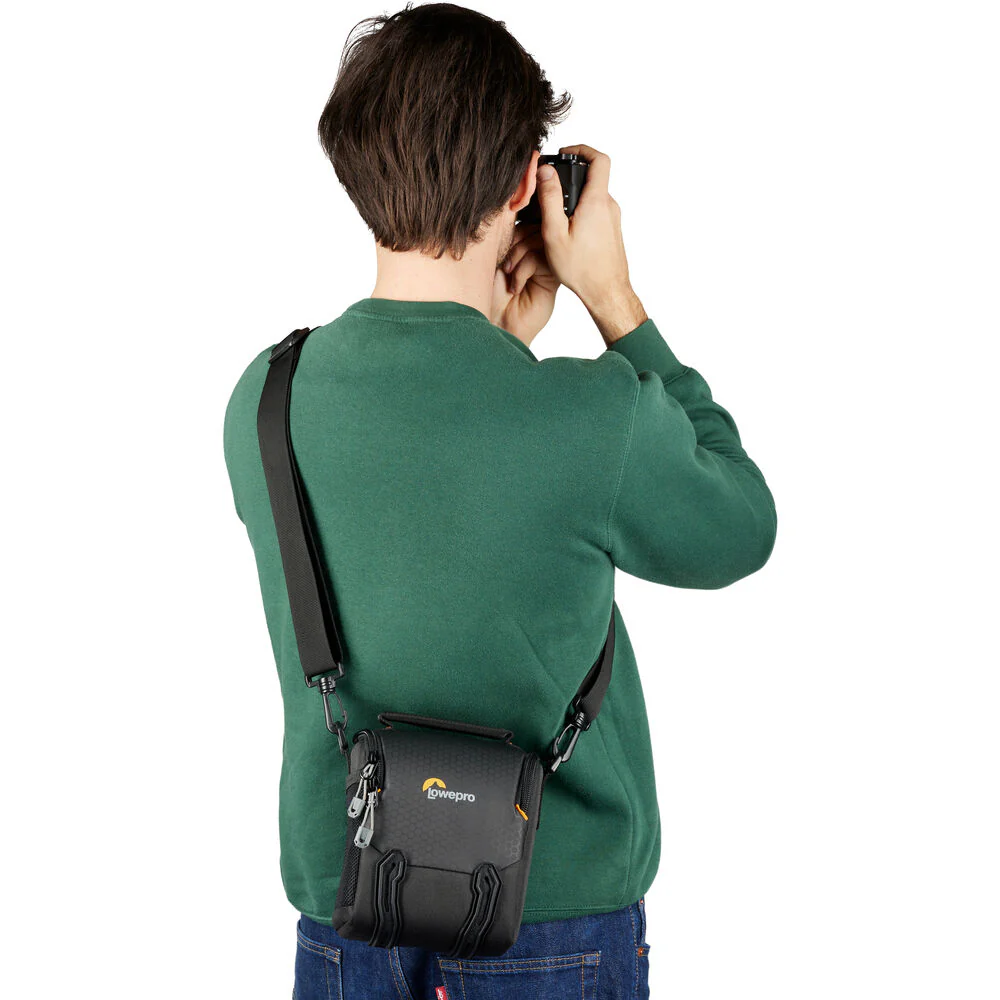 Lowepro Adventura SH 120 III Shoulder Bag (Black) - Image 7